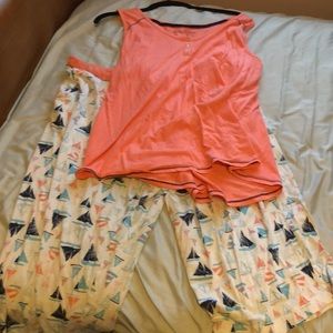 Pajama shirt and capriis